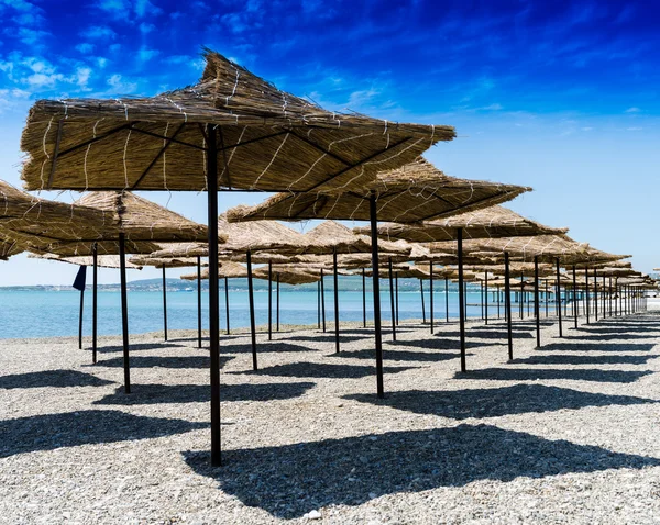 Horizontal vívidas sombrillas de playa fondo telón de fondo — Foto de Stock