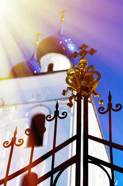 Vertical elemento de design de portão de igreja ortodoxa com bac vazamento de luz — Fotografia de Stock