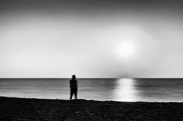 Horizontal vívido preto e branco reunião oceano por do sol solitário homem — Fotografia de Stock