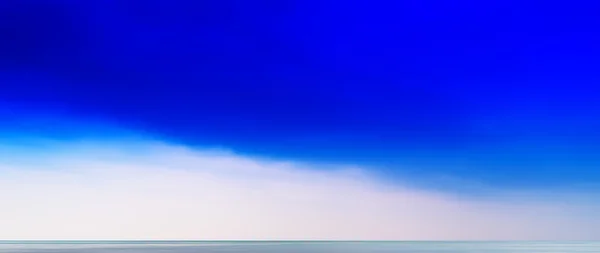 Horizontale levendige aqua blauwe eenvoudige Oceaan horizon cloudscape backg — Stockfoto