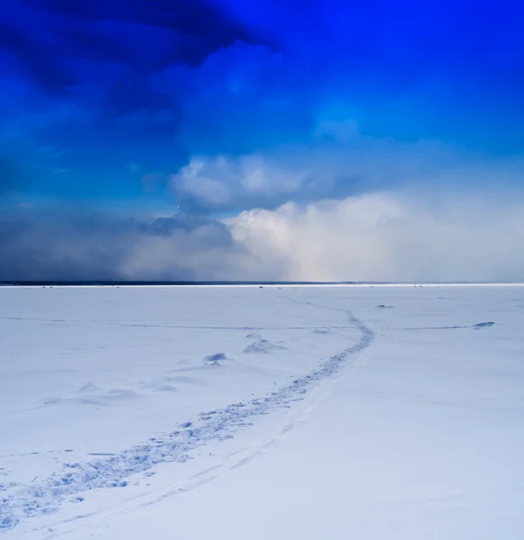 Levendige winterochtend op bevroren meer voetafdrukken pad wolk vierkant — Stockfoto