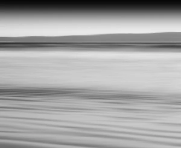 Horizontal negro y blanco océano leche movimiento borroso abstracción ba — Foto de Stock