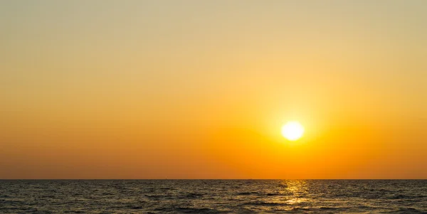 Horizontal vibrant orange océan coucher de soleil fond — Photo