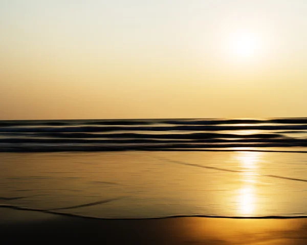 Horizontal vívido por do sol oceano horizonte maré ondas borrão paisagem — Fotografia de Stock