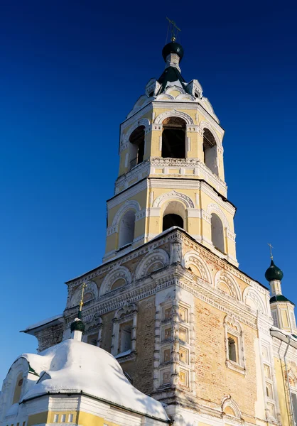 Vertical vívida torre ortodoxa fundo da igreja pano de fundo — Fotografia de Stock
