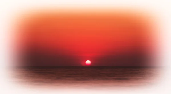 Horizontal rouge pâle orange vignette coucher de soleil océan horizon backgro — Photo