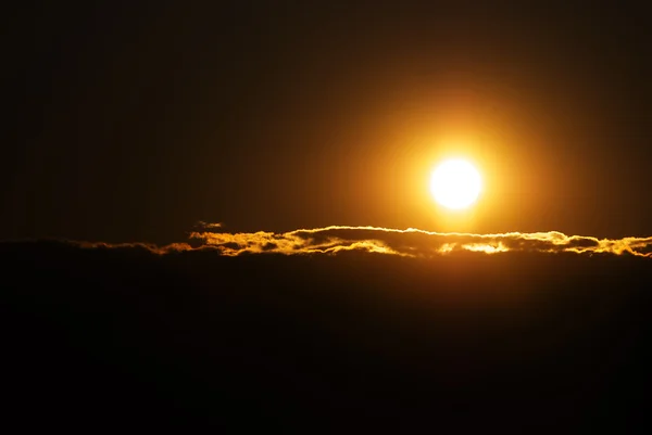 Orangefarbene Sonnenscheibe und Wolken Nahaufnahme — Stockfoto