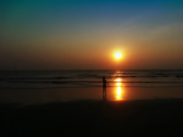 Horizontal criança sombra reunião pôr do sol na praia bokeh backgr — Fotografia de Stock