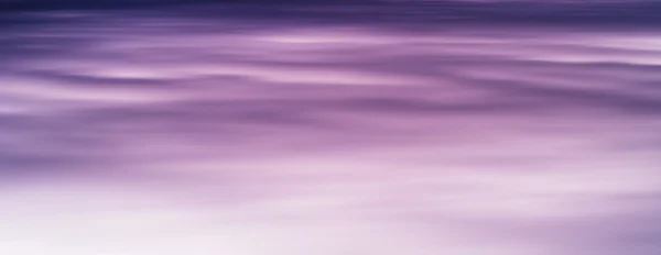 Горизонтальные ярко-фиолетовые гладкие облака облаков облака назад — стоковое фото