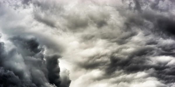 Horizontal dramático oscuro paisaje nuboso fondo —  Fotos de Stock