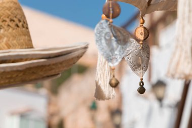 Ahşap süslemeden el yapımı plaj mağazası.