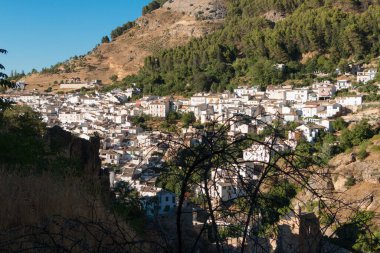 Dağlar arasındaki köy.