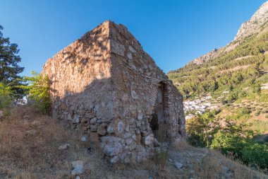Shepherd 'ın dağdaki evi harap oldu.