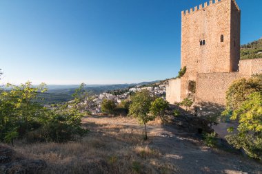 Endülüs köyünde taş bir kule
