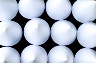 Beyaz kağıt bardaklar ve siyah arkaplan