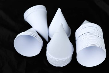 Beyaz kağıt bardaklar ve siyah arkaplan