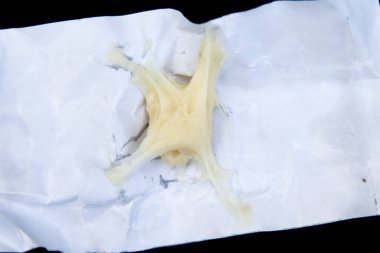 Beyaz kesede sakız ve yapışkan