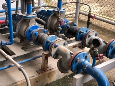 Büyük bir endüstriyel yangın söndürücünün bileşenleri.