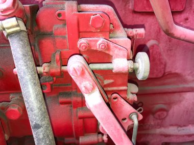 Büyük bir endüstriyel yangın söndürücünün bileşenleri.