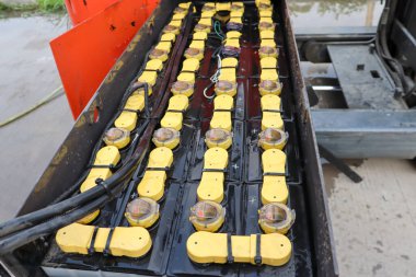 Fabrikada elektrikli forklift pili