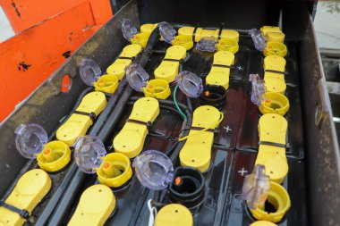 Fabrikada elektrikli forklift pili