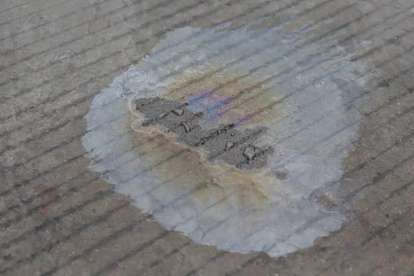 Yağ yere ve suya dökülür.