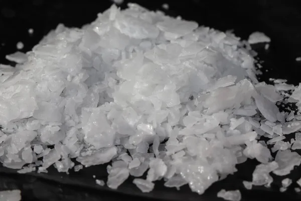 Sodyum hidroksit tehlikeli kimyasalları açığa çıkarıyor.