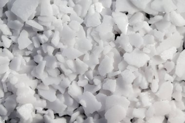 Potasyum hidroksit tehlikeli kimyasalları açığa çıkarıyor.