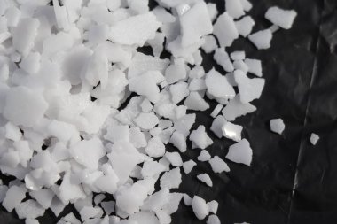 Potasyum hidroksit tehlikeli kimyasalları açığa çıkarıyor.