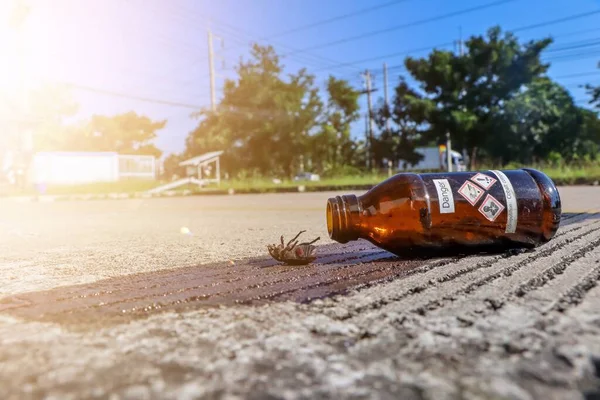 Botol Kimia Terbalik Dan Menghancurkan Lingkungan — Stok Foto