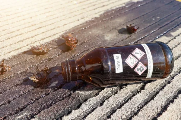 Хімічна Пляшка Догори Ногами Руйнує Навколишнє Середовище — стокове фото