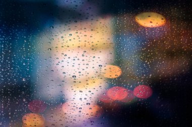 Bokeh ve su damlacıkları cam üzerinde