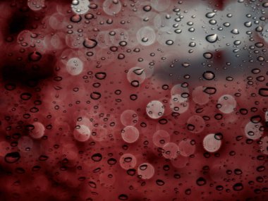 Bokeh ve su damlacıkları cam üzerinde