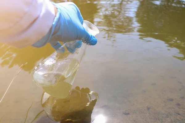 Recoger Muestras Agua Canales Industriales Para Examen — Foto de Stock