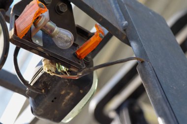 Kırık bir forklift kazadan dolayı bozulmuş.