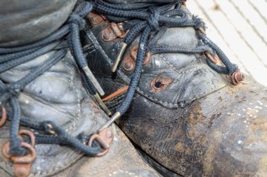 Güvenlik ayakkabıları aşındırıcı kimyasallar yüzünden kırılmış.