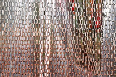 Kuşların uçmasını ve paslanmasını önlemek için çelik kapı.