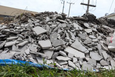 İnşaattan kalan çimento ve atık kalıntıları