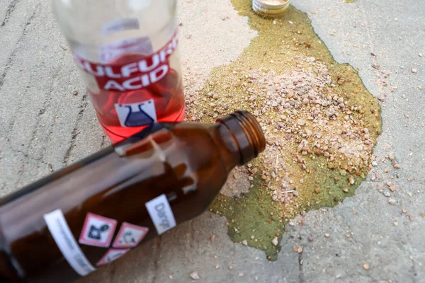 Kimyasallar yere saçıldı ve kumla kaplandı.