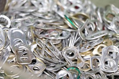 Protez bacak yapmak için kutudan alüminyum madde.