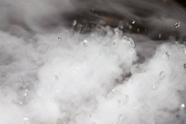 Çeşmeler ve kışın beyaz sis