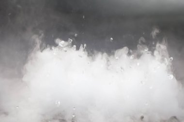 Çeşmeler ve kışın beyaz sis