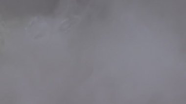 Çeşmeler ve kışın beyaz sis