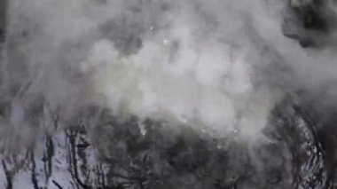 Çeşmeler ve kışın beyaz sis