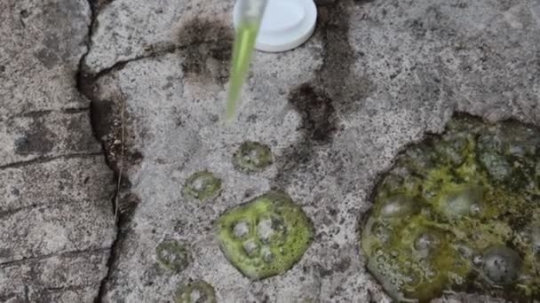 Коррозионные Химикаты Падают Цементный Пол — стоковое видео