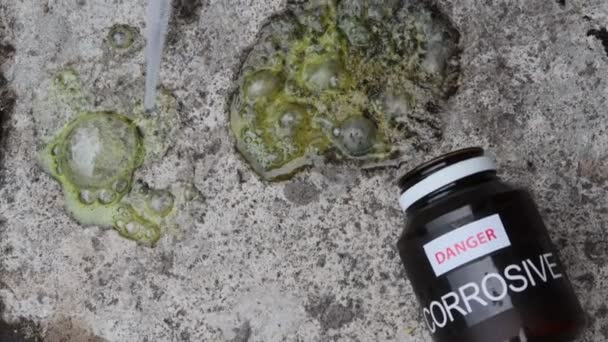 Коррозионные Химикаты Падают Цементный Пол — стоковое видео