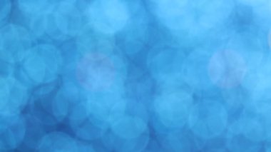 Mavi bokeh arka plan için ilerliyor