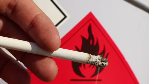 Tenant Des Cigarettes Main Près Objets Inflammables — Video