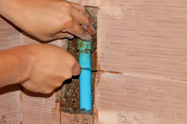 PVC su borusu patlamış ve su bitmiş.