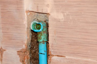 PVC su borusu patlamış ve su bitmiş.